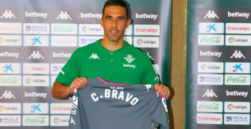 La molestia de Claudio Bravo al ser consultado por Lionel Messi en conferencia de prensa