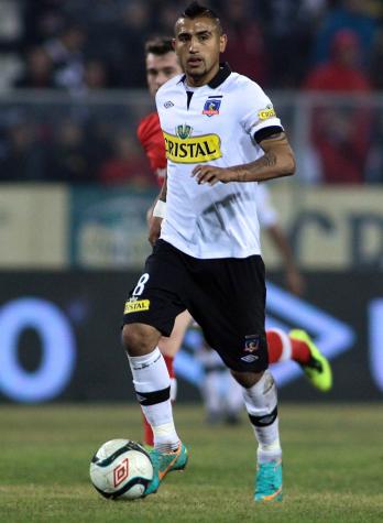 Con la camiseta puesta: Arturo Vidal vibra apoyando a Colo Colo en el Superclásico ante la U
