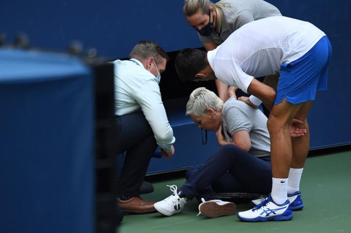 [FOTOS] Así fue el pelotazo que significó la descalificación de Djokovic del US Open