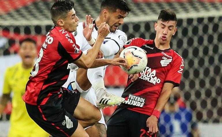 Colo Colo lo pasa mal en Brasil: Con dos autogoles cae ante Athletico Paranaense por la Libertadores