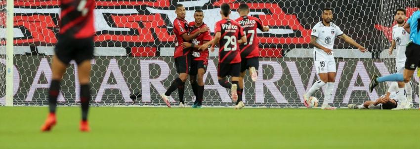 El registro que inaugura Colo Colo con sus dos autogoles ante Paranaense en la Libertadores
