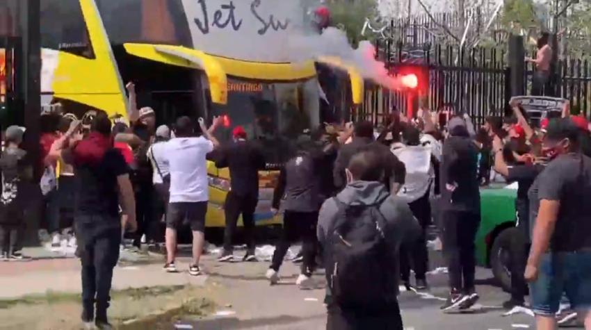 Hinchas llegan en masa a despedir a Colo Colo antes del duelo contra Peñarol por la Libertadores
