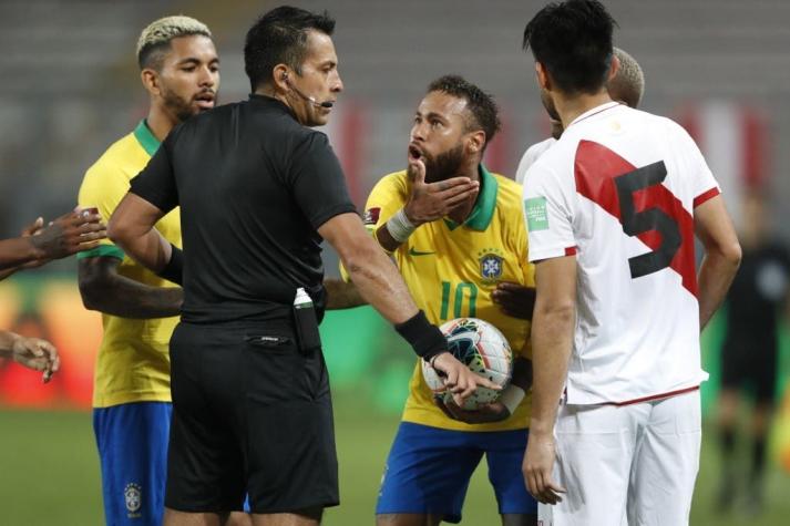 "Perú no olvidará a Bascuñán": Hinchas peruanos furiosos contra arbitro chileno