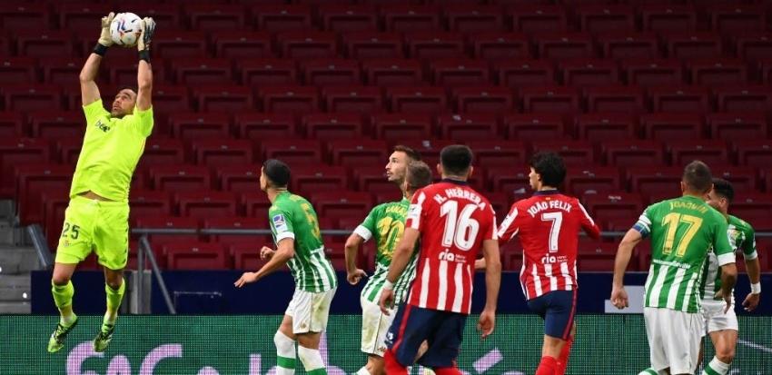 Un sólido Bravo fue protagonista en caída del Betis ante el Atlético de Madrid