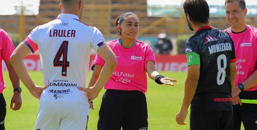 Histórico arbitraje: María Belén Carvajal se transformó en la primera mujer en dirigir en Primera B