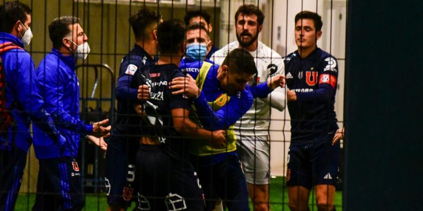 Así continuó la pelea entre De Paul y sus compañeros rumbo a camarines tras derrota de la U
