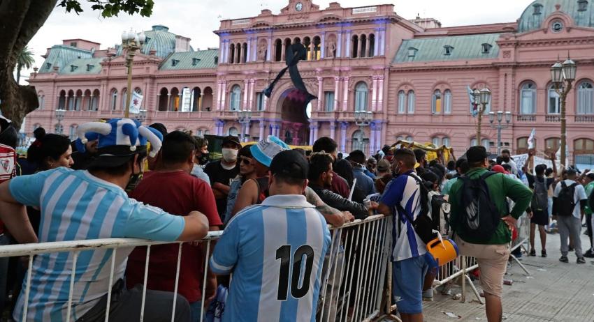 “Un bailarín en botines”: La apasionada carta del Presidente francés para despedir a Maradona