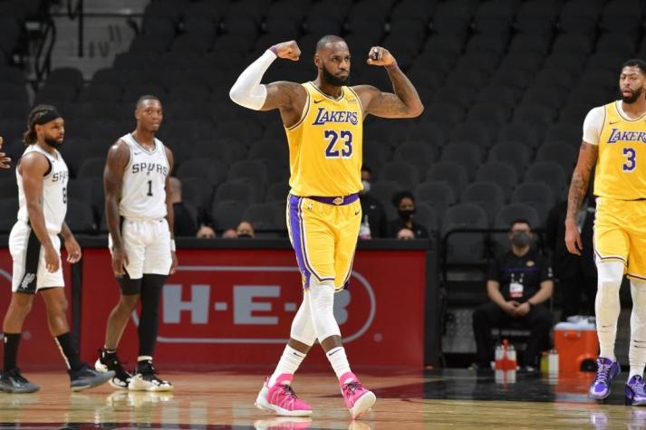 LeBron James festeja cumpleaños con récord en la NBA