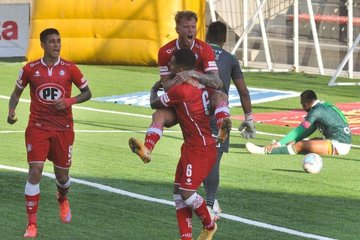 Unión La Calera golea a Wanderers y no le pierde pisada al líder Católica