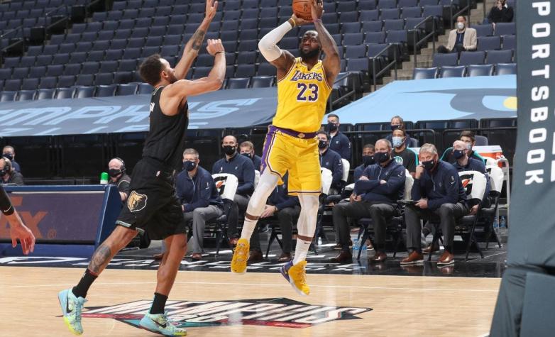 El 'Súper' LeBron James guía a Los Angeles Lakers hacia la victoria contra los Grizzlies en la NBA