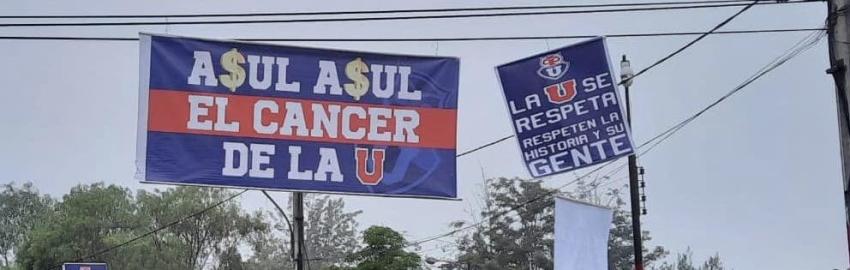"La U se respeta": Instalan lienzos en contra de Azul Azul en el CDA