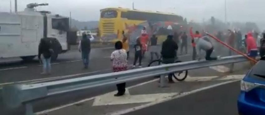 Carabineros dispersa a hinchas de Colo Colo en la Ruta 5 Sur