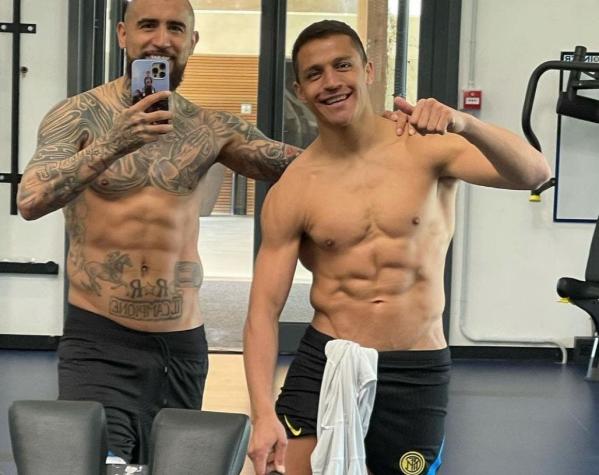 "Cada vez más fuertes": Vidal y Alexis muestran sus trabajados abdominales al ritmo de Karol G