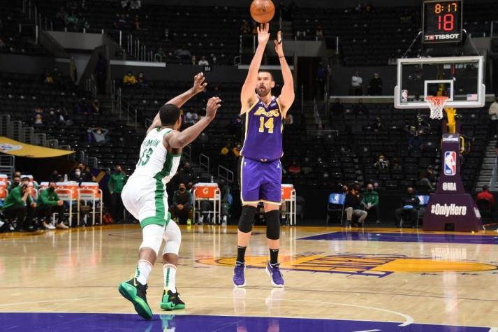 Jugador de Los Angeles Lakers se dislocó el dedo y él mismo lo devolvió a su lugar en pleno partido