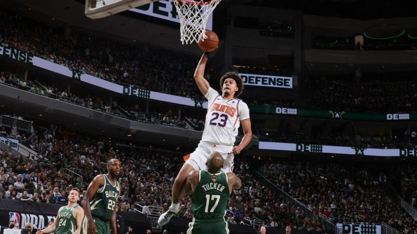 [VIDEO] ¡Arrasó con todo! Cameron Johnson protagoniza bestial volcada en finales de la NBA