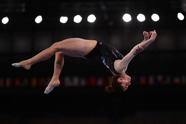 Gimnasta chilena Simona Castro pone a prueba las camas "anti-sexo" de Tokio 2020