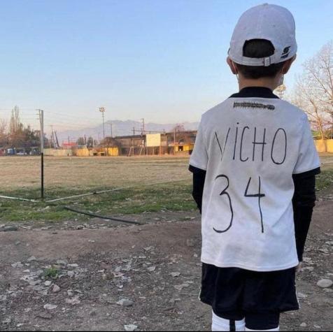 Colo Colo sorprende a pequeño hincha que se hizo su propia camiseta de Vicente Pizarro