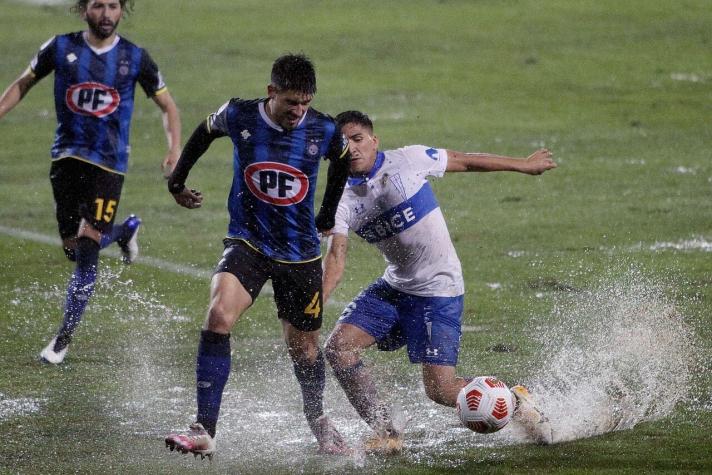 En medio de la lluvia, Católica perdió ante Huachipato y se alejó de la punta