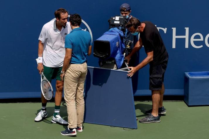 Arriesga dura sanción: Medvédev pateó una cámara de televisión en su eliminación de Cincinnati