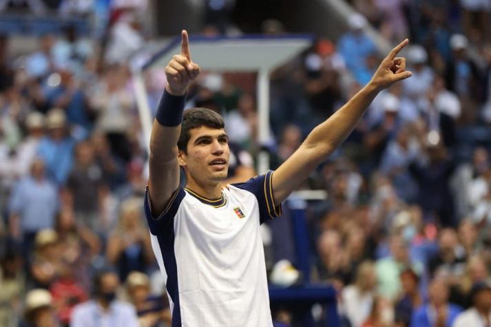 Carlos Alcaraz, la nueva joya del tenis español, elimina al favorito Tsitsipas del US Open