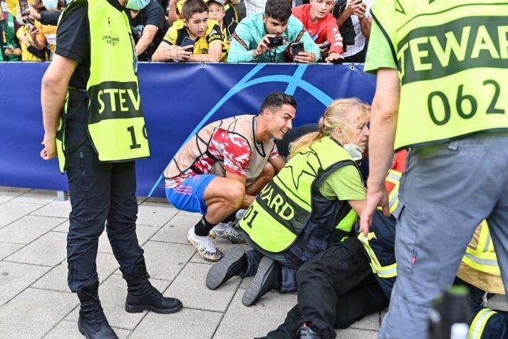 Así fue el pelotazo de Cristiano que noqueó a guardia de seguridad (y el gesto que sacó aplausos)