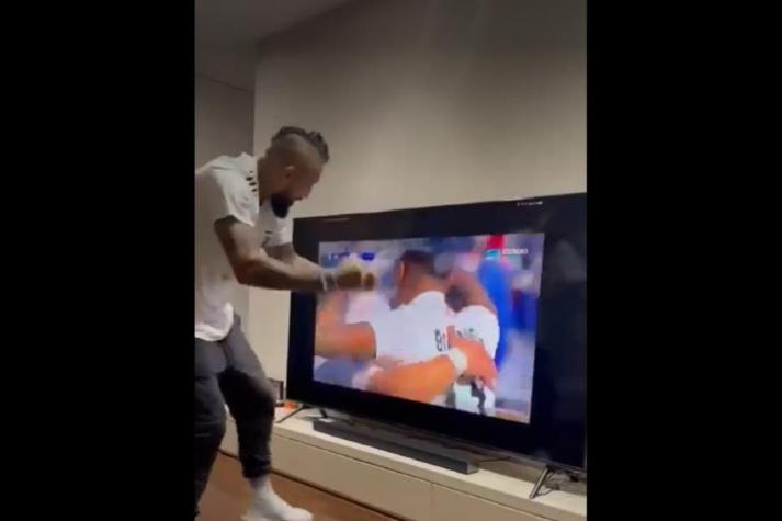 "¡Golazo, papá!": Vidal festejó como un hincha más gol de Colo Colo ante la U en el Superclásico
