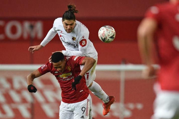 Preocupación en la Roja: Sierralta abandona lesionado duelo del Watford contra el Leeds