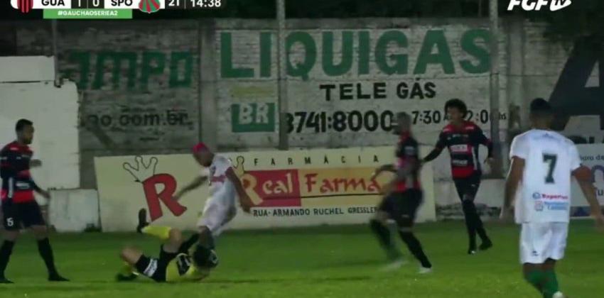 Brutal agresión: Jugador golpea en la cabeza a un árbitro hasta dejarlo inconsciente durante partido