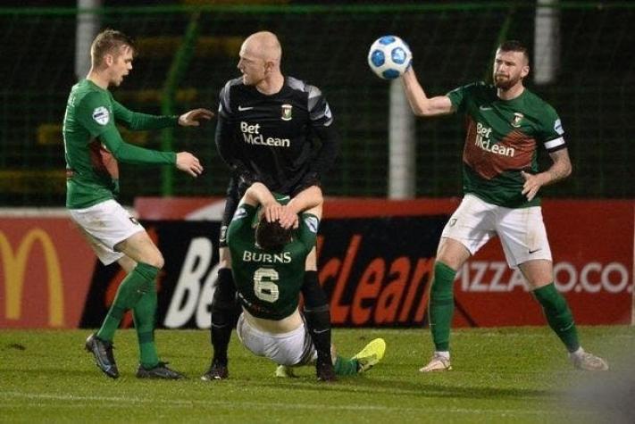 ¡Insólito! Arquero norirlandés es expulsado luego de noquear de un golpe a un compañero de equipo