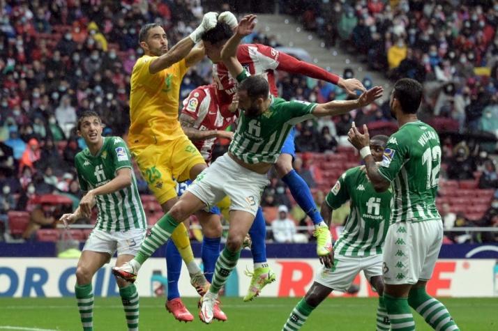 Con Bravo de titular, el Betis de Pellegrini fue goleado por el Atlético