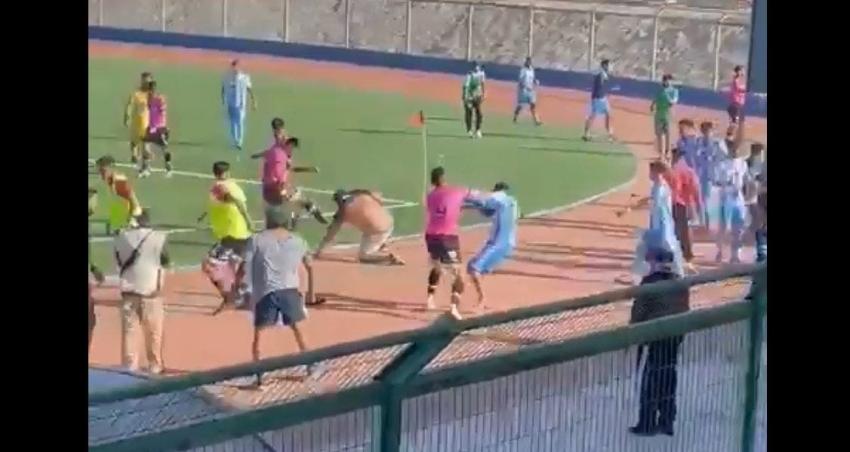 Escándalo en el Mejillones-Lota: Partido termina con enorme pelea entre jugadores e hinchas