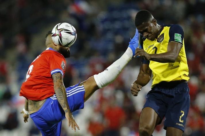 "Le pegó sin querer, pero le dio una patada": Los audios del VAR en expulsión de Vidal ante Ecuador