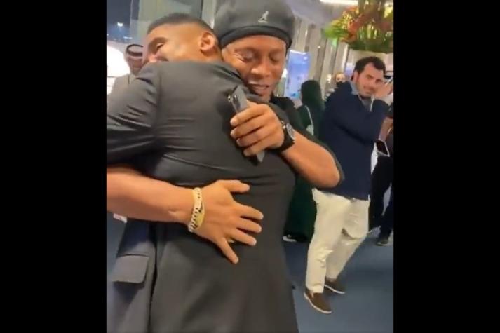 Para emocionarse: el afectuoso reencuentro entre Ronaldinho y Samuel Eto'o