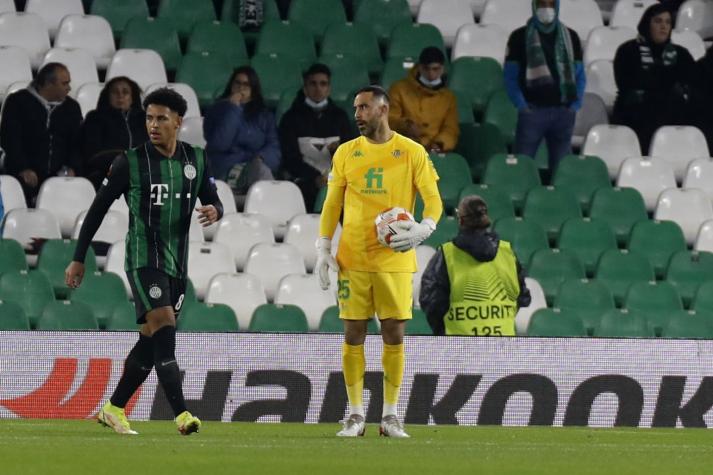Claudio Bravo sale del partido del Real Betis por Europa League con molestias físicas