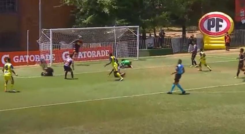 ¡Insólito! Jugador que había sido reemplazado saca gol de la línea en final del fútbol joven chileno