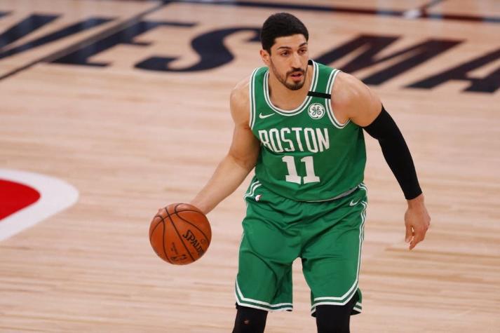 Pívot turco de la NBA se cambia su apellido a "Freedom"
