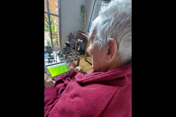 La cruzada de una nieta para subir el ánimo de su abuelo sobreviviente de COVID y fanático de la UC