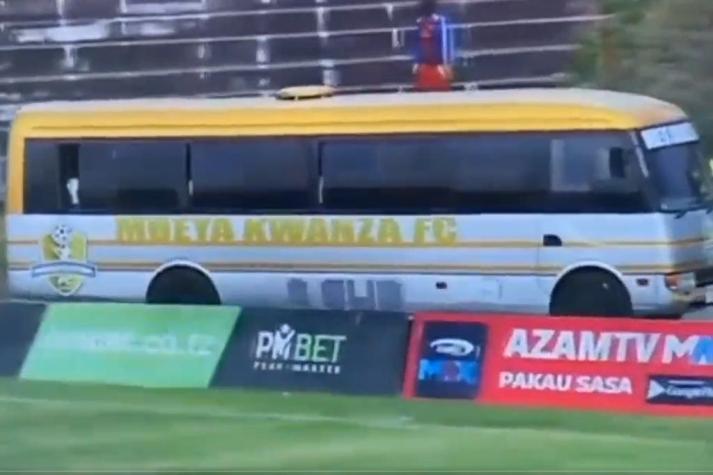 Insólita cábala en Tanzania: así le fue a un equipo que entró a la cancha con el bus marcha atrás