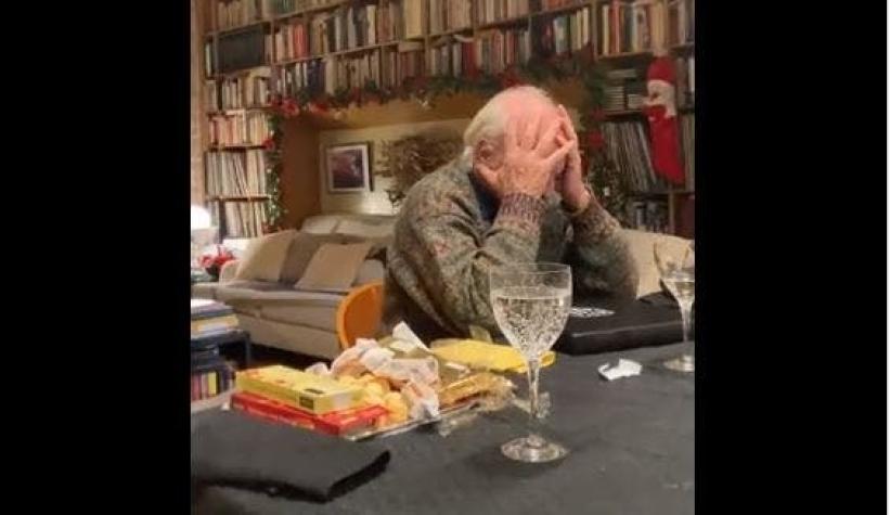 [VIDEO] Emociona verlo: La viral reacción de un abuelo al recibir la camiseta de su equipo favorito