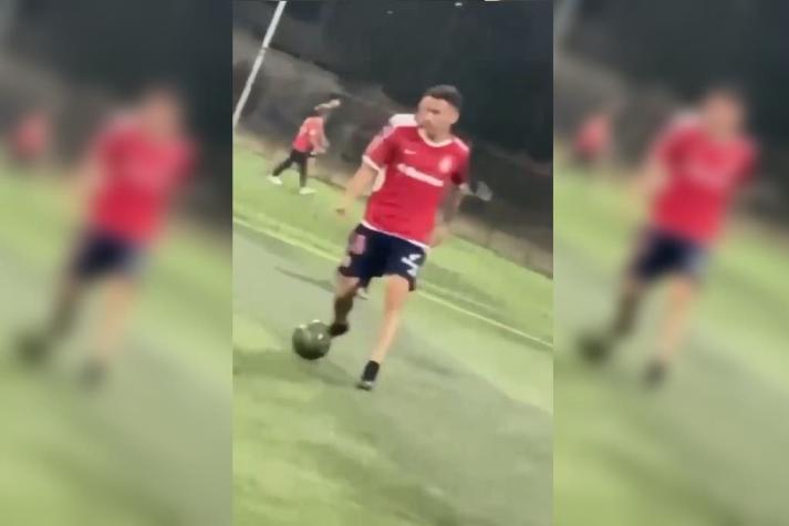 Aránguiz juega pichanga con amigos luciendo short de la U y sorprende con este improvisado lujo