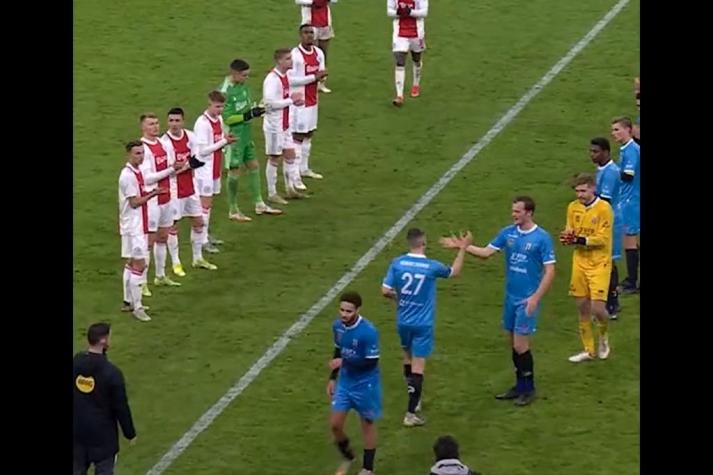 Volvió tras más de un año sin jugar: emotivo pasillo a jugador que lucha contra el cáncer en Holanda