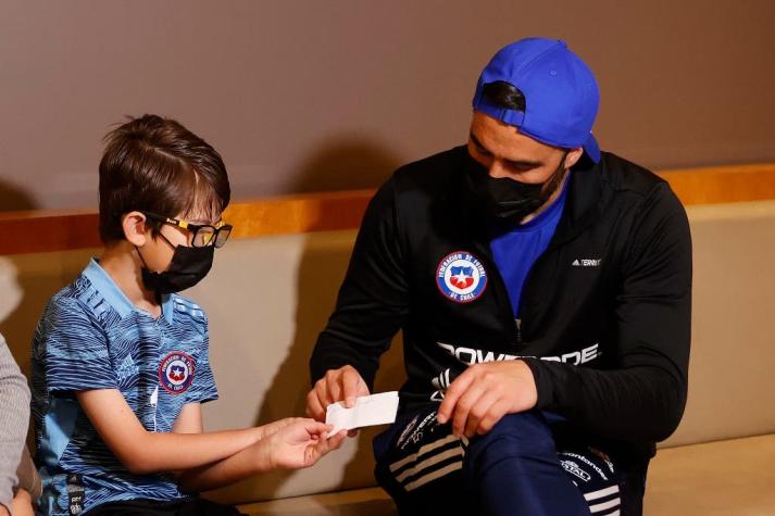 "Cuando sea grande quiero ser como él": Sebastián cumplió sueño de entregarle carta a Claudio Bravo