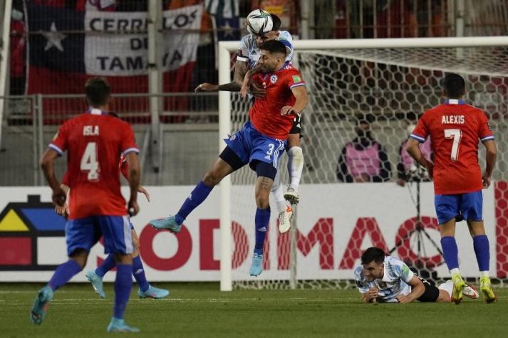 Por acumulación de amarillas: Chile sufre dos bajas en defensa para el partido ante Bolivia