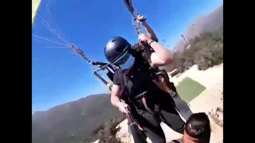 Al borde de una tragedia: instructor de parapente vive tensos momentos al quedar colgando en el aire