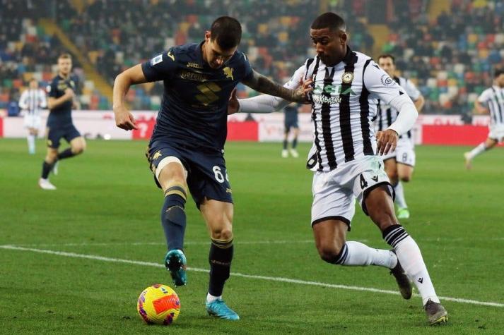 Jugador se quita la camiseta para exigirle una amarilla al árbitro (y así reaccionó el juez)