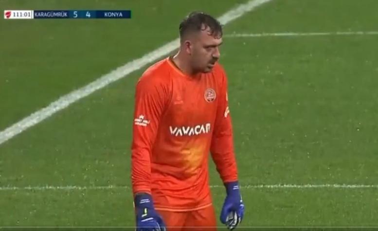 Arquero de fútbol italiano se hizo viral tras temblar de frío en pleno partido en Estambul