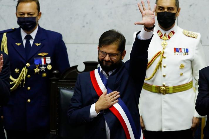 "Todo el aguante, Cruzado": El saludo de la UC a Gabriel Boric (y el gesto del nuevo presidente)