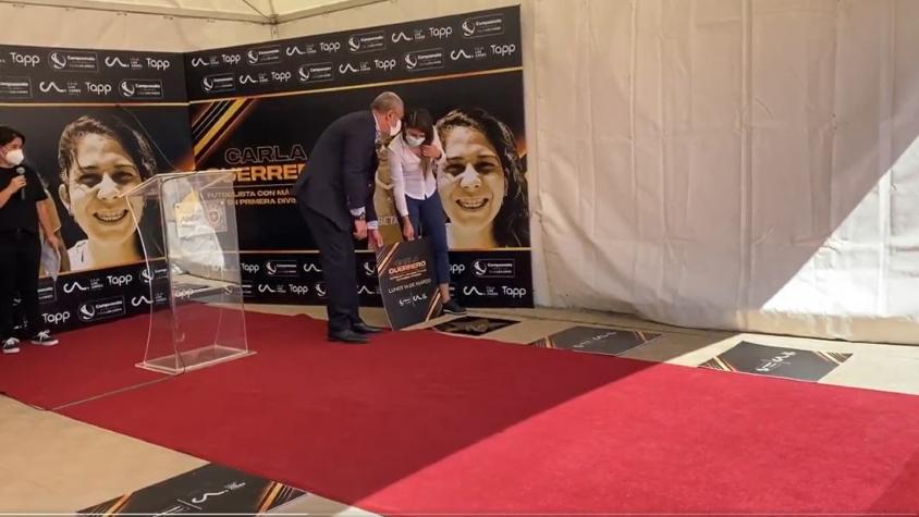 Jugadora con más títulos: Carla Guerrero recibe estrella en el Paseo de la Fama del fútbol chileno