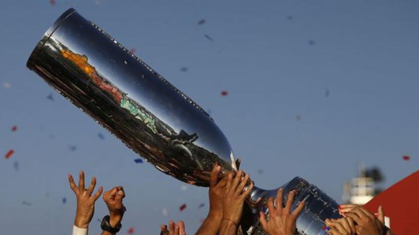 Imagen de la Copa Chile levantada por unas manos