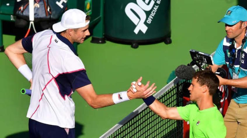 Diego Schwartzman se despide de John Isner.